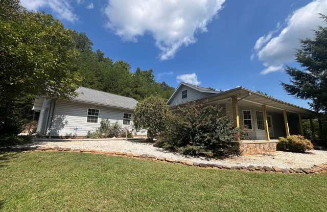 Country Charmer - 3311 6 Mile Road, Blount County, TN 37803