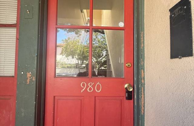 2 Bedroom, 1 bathroom second floor apartment in downtown San Luis Obispo photos photos