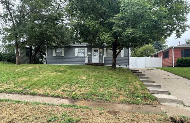4303 S 61st Ave - 3 Bed/1 Bath in Ralston School District | Oversized Detached Garage, Jetted Tub, Fenced Yard photos photos