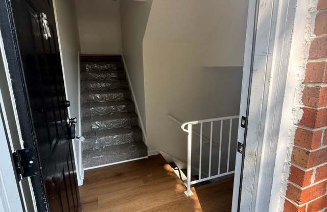 Beautifully Renovated Duplex with Modern Finishes & Garage Gallery 3