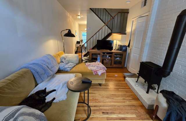 DELIGHTFUL 2 BEDROOM QUEEN VILLAGE TOWNHOUSE photos photos