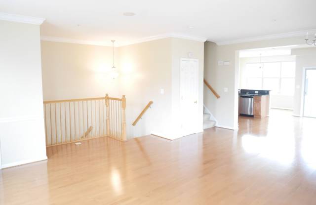 PRIME LOCATION!! 3 Beds, 2.5 Baths in Desirable Albemarle Square Community Gallery 4