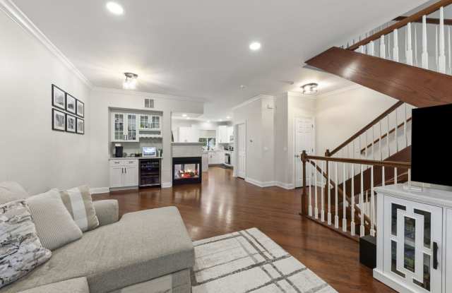 808 Shandrew Drive Gallery 3