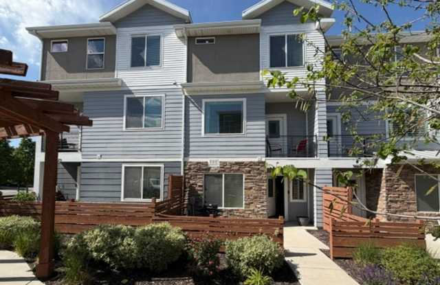 Spacious Townhome - 4 Bedrooms/3 Baths in South Jordan photos photos