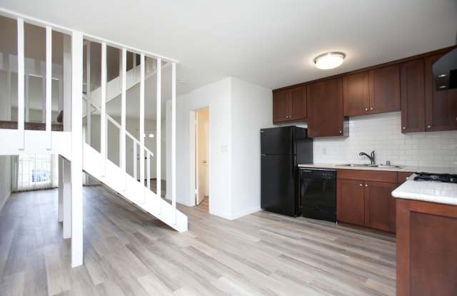 Wonderful Remodeled 2-Story 2BD/1.5BA Townhome in North PB! Parking & Laundry! $3,895/mo Gallery 4