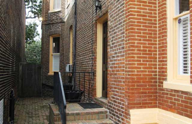 204 N COLUMBUS STREET Gallery 4