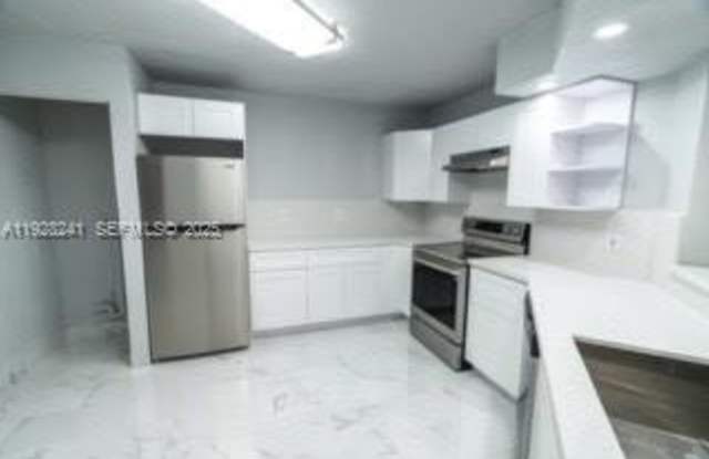 975 N Franklin Ave photos photos