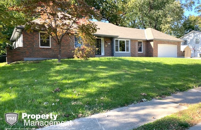 210 NW Donovan Rd - 210 Northwest Donovan Road, Lee's Summit, MO 64063