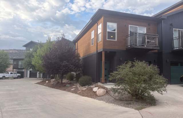 Lovely One Bed One Bath Townhome with attached garage Gallery 4