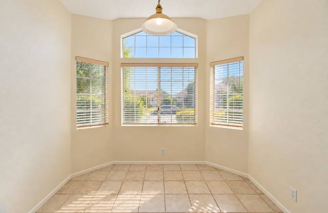 Beautiful Centrally Located Stonebrook Home Gallery 4