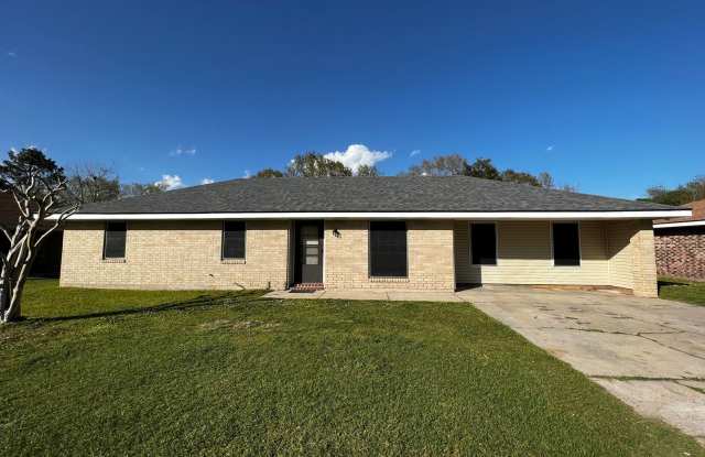 3 Bedroom, 2 Bathroom, with Bonus room / office, with large yard, covered back porch Gallery 1