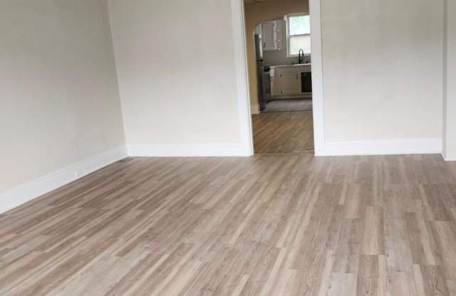 Comfortable 2BR Home in McKees Rocks, Section 8 Considered!! Gallery 3