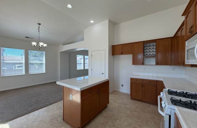 Large 3-bedroom home located in the Royal Oaks Estates Gallery 4