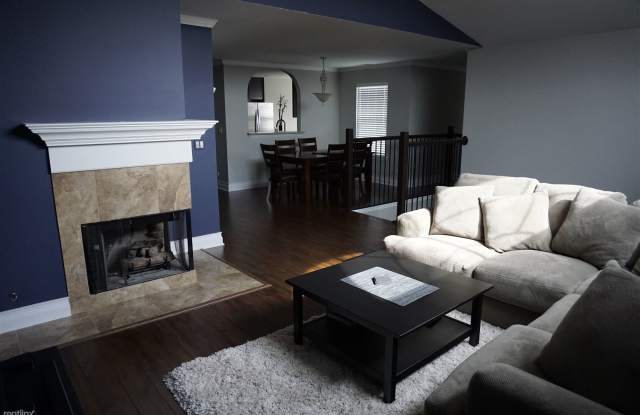 730 W Streamwood Blvd Unit B Gallery 4
