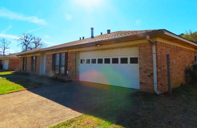 South Tyler! 3 Bedroom, 2 Bath Duplex w/Garage Gallery 3
