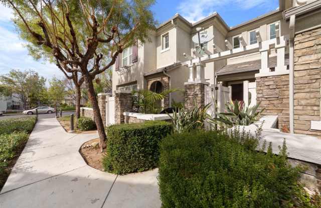 Charming 2BR Townhome in Rancho Cucamonga (Walking distance to Victoria Gardens!) Gallery 1