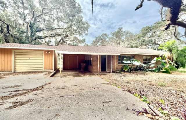 Enjoy the peace and quiet in this secluded home located on private lake!!! - 6100 Windmill Road, Lake County, FL 34748