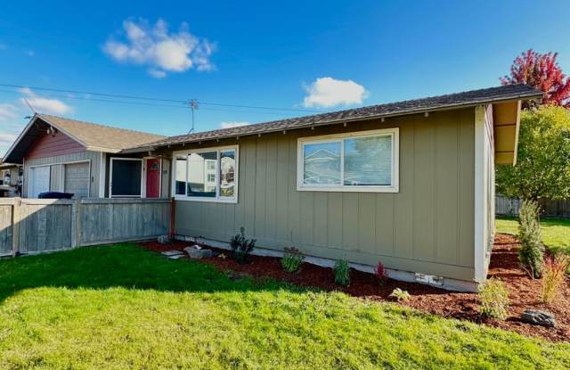 Beautiful Duplex in Redmond w/ Large Yard! 1890 SW Timber Ave photos photos