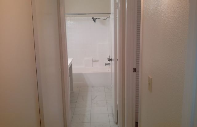 Spacious 2 bedroom, 2 bathroom Gallery 4