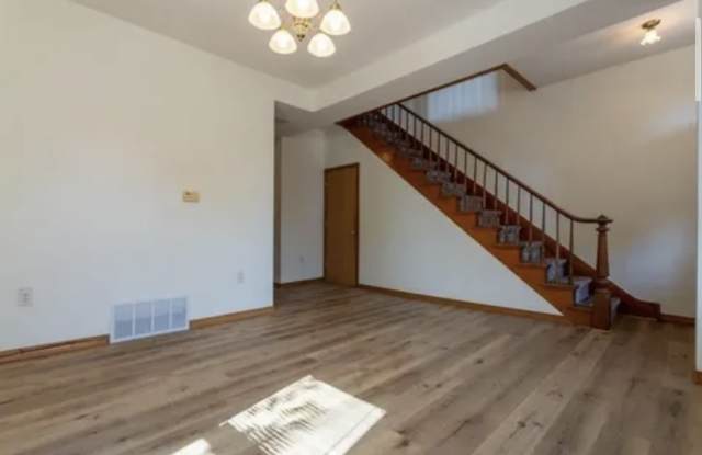 945 Spruce St - 945 Spruce Street, Dubuque, IA 52001