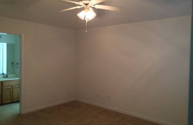 3BR / 2BA Duplex in Hewitt, Texas | Midway ISD Gallery 4