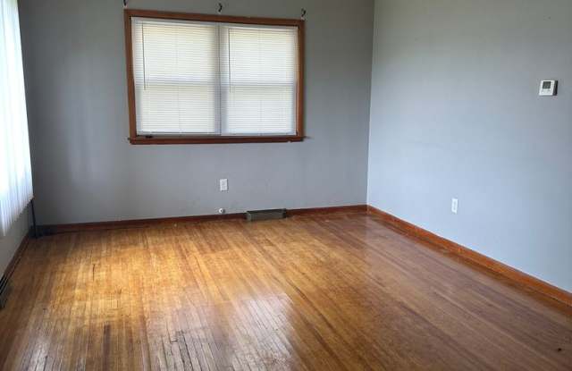 3 - 4 bedroom 1 1/2 Bath Single Family Home 302 Sherman Waterloo, IA Gallery 3