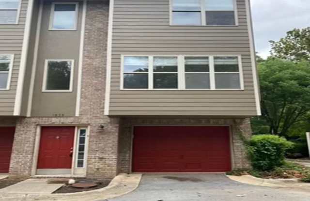 3BD / 2.5BA Completely Remodeled Townhome W/ Garage, Minutes From UofA Campus photos photos