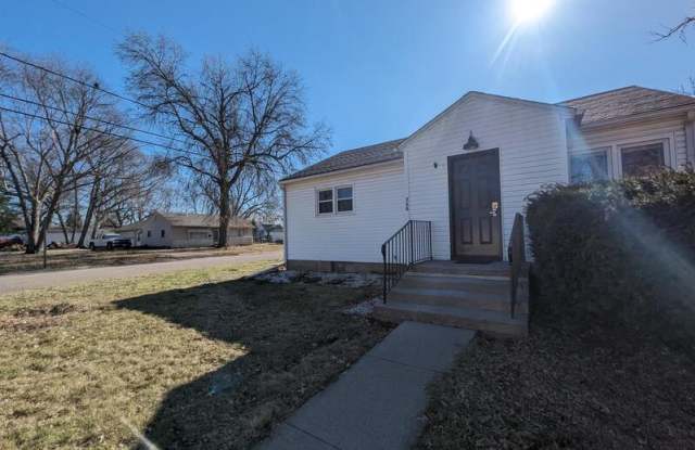 130 13th Avenue East - 130 13th Avenue East, Oskaloosa, IA 52577