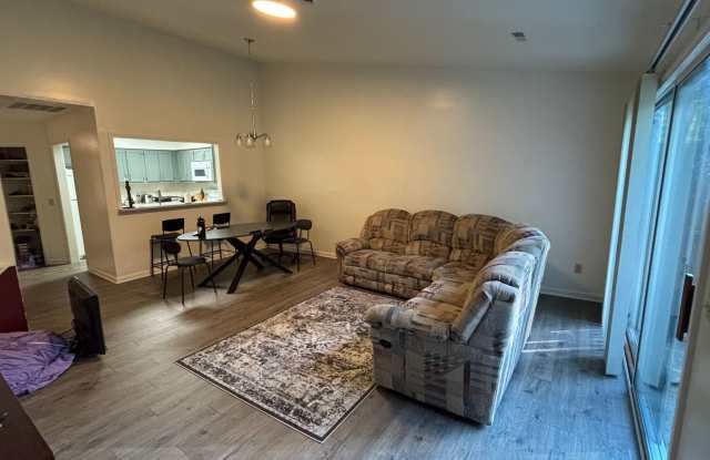 Excellent Town Home Close To Downtown With A Garage Gallery 4