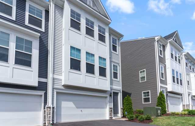 Stunning End-Unit Townhome near Quatico Marine Core Base. Gallery 4