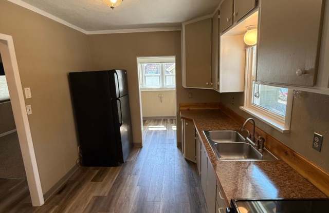 Charming 2 Bedroom Home Near Pioneer Park, Hospitals & Schools! Gallery 4
