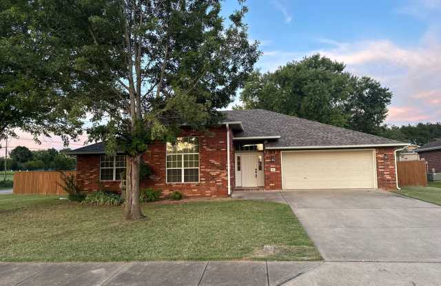 Available August 1st! 3-Bedroom, 2-Bathroom Home in East Rogers photos photos
