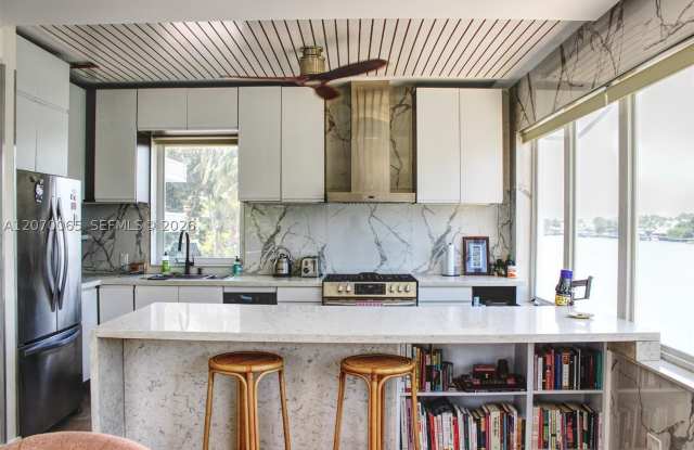 4710 Pine Tree Dr Gallery 2