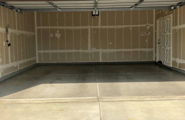 3 BEDROOM 2.5 BATH HOME IN 93230 Available NOW Gallery 3