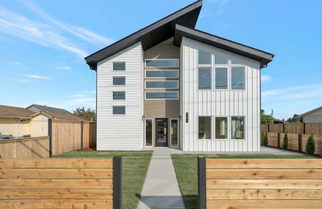 Beautiful new construction homer in Pacific Wa photos photos