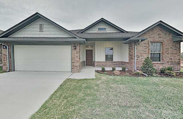 Beautiful 4 Bedroom 2 Bath Home in Yukon Schools with a neighborhood park/splash pad photos photos