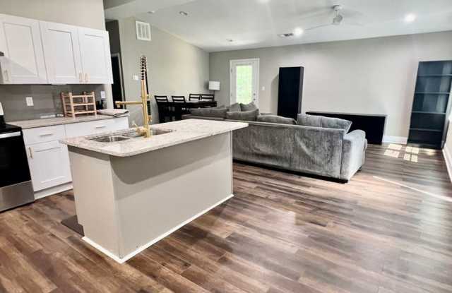 Furnished & Beautifully Updated 3 br 2 Bath Home in Historic Collier Heights Gallery 3