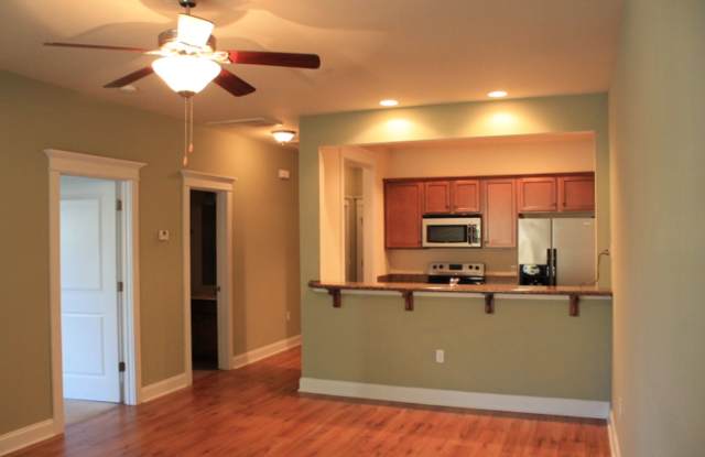 Two Bedroom Near Downtown Available! Gallery 4