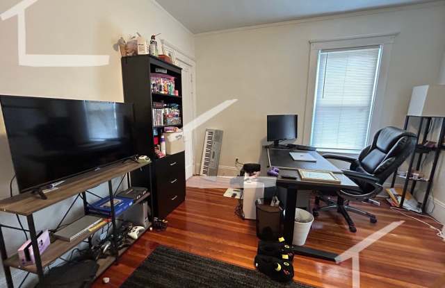 Large, 3 bed in Oak Square photos photos