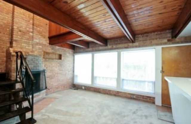 532-34 W. Grant Place Gallery 4