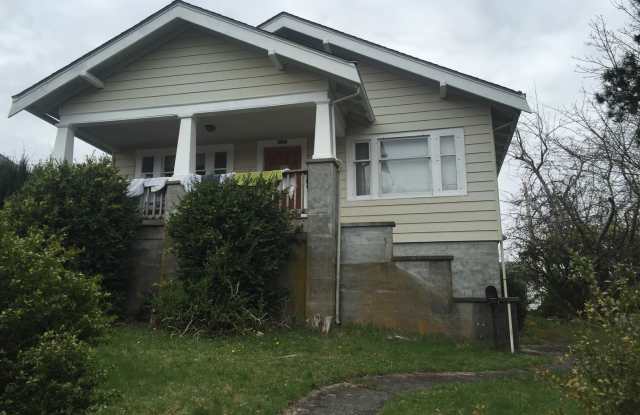 Pre-Leasing for September - 4bed/2bath House photos photos