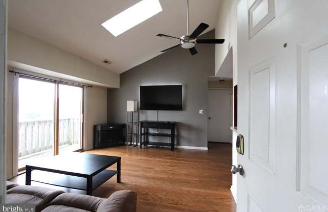 5015 RAVENS CREST Drive Gallery 4