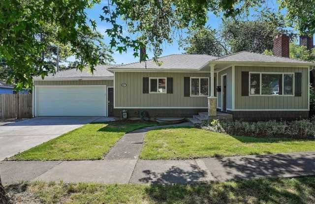 Available Now! 5 bedroom house with large yard and RV parking! photos photos