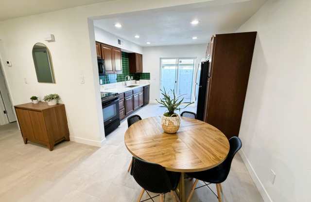 MOVE IN SPECIALS....1 MONTH FREE! Remodeled 2 Bed / 2 Bath Rental Near Old Town Scottsdale. Gallery 4
