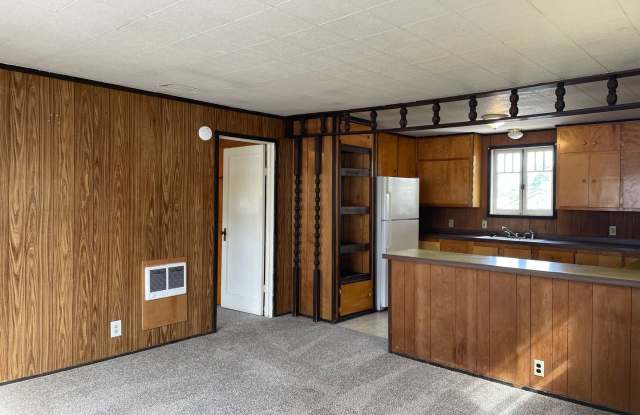 1 Bedroom Upstairs Apartment-Beautiful Eagle Point ALL UTILITES INCLUDED!! - 129 Loto Street, Eagle Point, OR 97524
