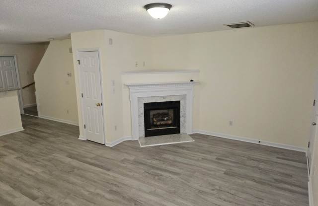 Charming 2br/2.5ba townhome in S Raleigh! Avail Now! Gallery 4