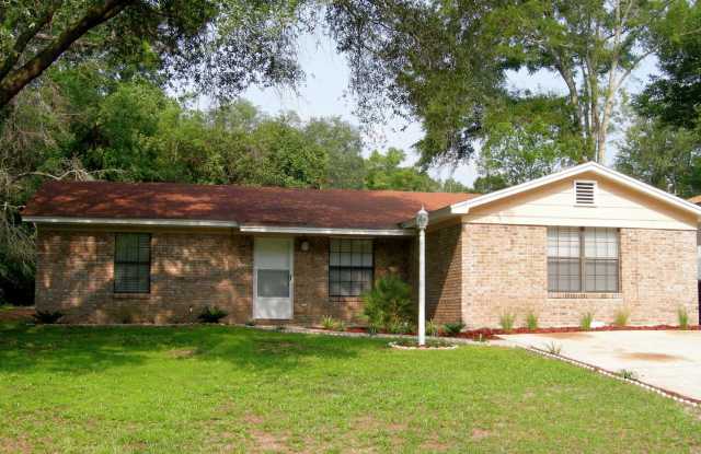 MODERN 3/2 w/ Huge Den, Screened Porch, Privacy Fenced Yard, Workshop,  1703 sq ft! $1875/month Avail February 1st!! - 5644 Nature Lane, Leon County, FL 32303