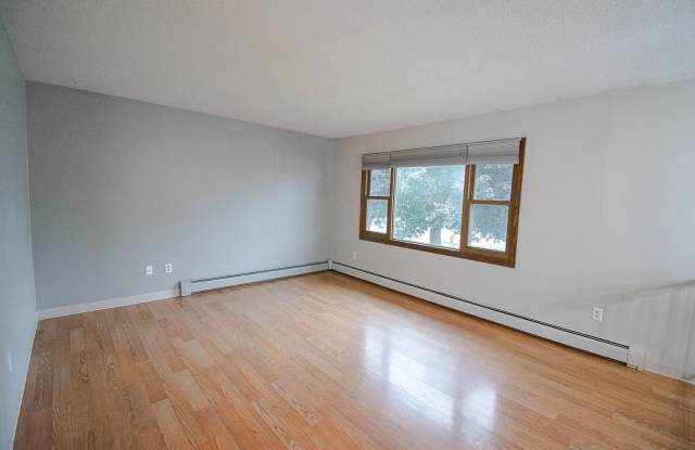 Beautiful Willow Heights 4br home on corner lot with fenced yard! Gallery 3