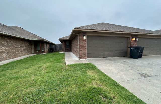 3 Bed 2 Bath 2 Car Garage In Moore Schools * Brand New Carpet photos photos