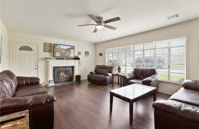 Duplex 11 Bedrooms 6 Baths Available August 2025 photos photos